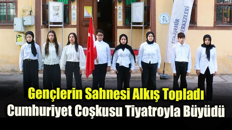 Gen�lerin Sahnesi Alk�� Toplad�: Cumhuriyet Co�kusu Tiyatroyla B�y�d�